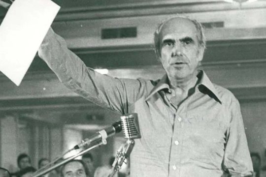 Ο Ανδρέας Παπανδρέου με το κείμενο της ιδρυτικής διακήρυξης του Πανελλήνιου Σοσιαλιστικού Κινήματος, στις 3 Σεπτέμβρη 1974